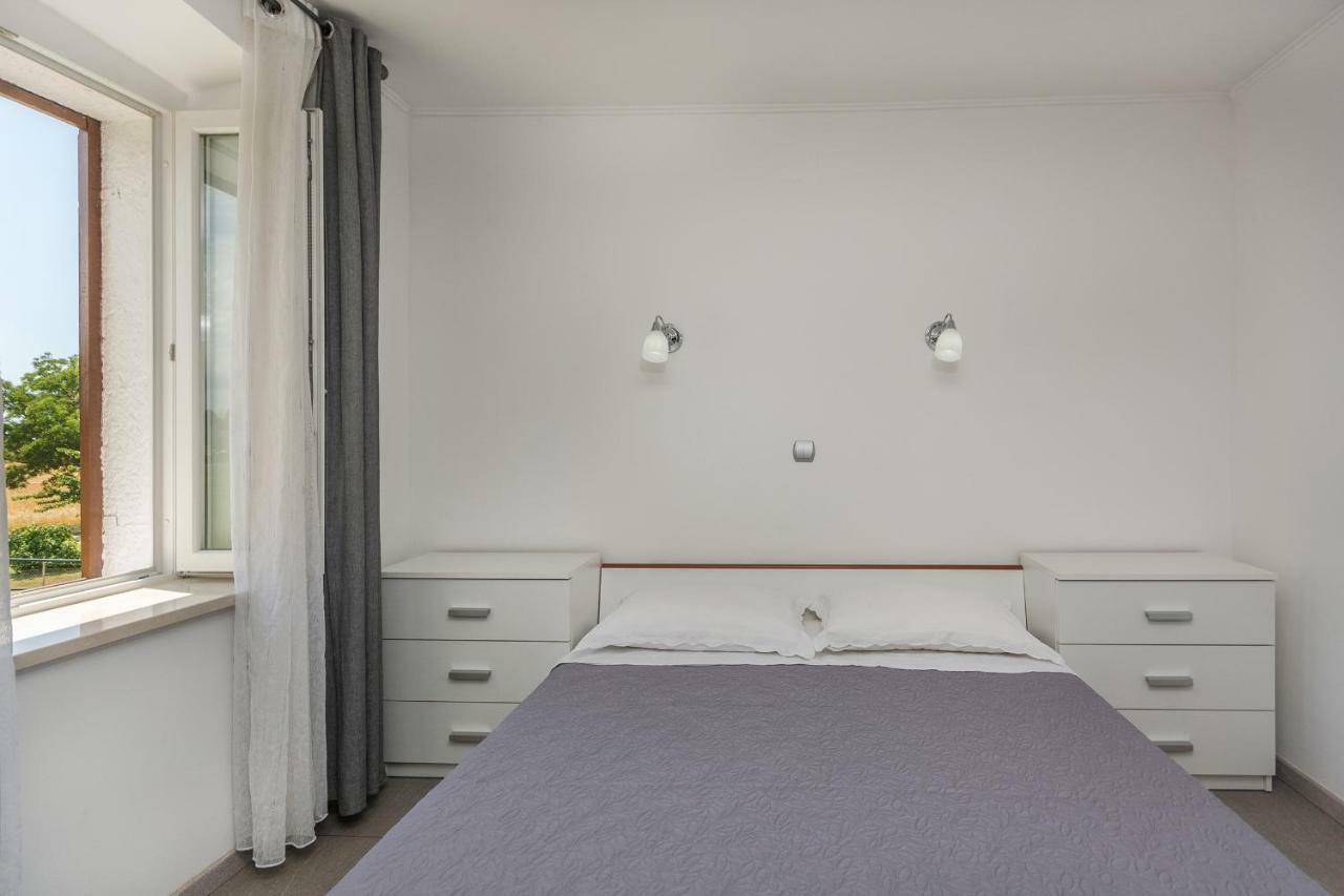 Apartament Mijat *